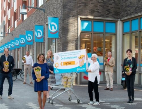 Hoogvliet Supermarkten hands over cheque to De Zonnebloem